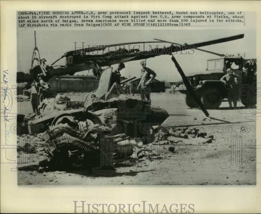 1965 Press Photo Army personnel inspect burned out helicopter; Pleiku, Vietnam