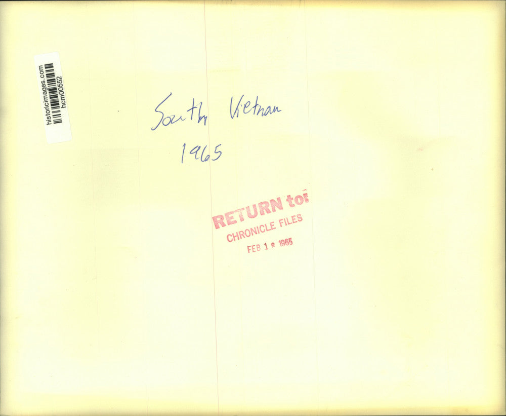 1965 Press Photo Army personnel inspect burned out helicopter; Pleiku, Vietnam