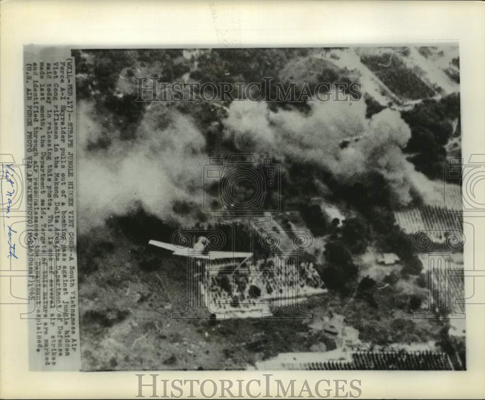 1965 Press Photo South Vietnamese A-I Skyraider makes bombing pass on Viet Cong