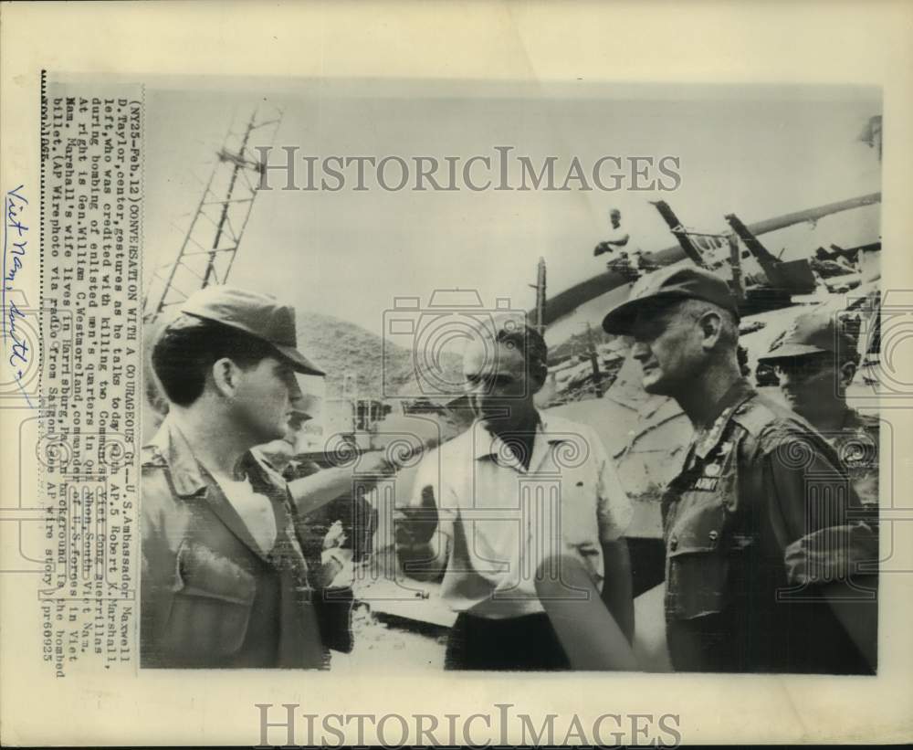 1965 Press Photo Amb. Maxwell Taylor talks to AP5 Robert Marshall in Vietnam