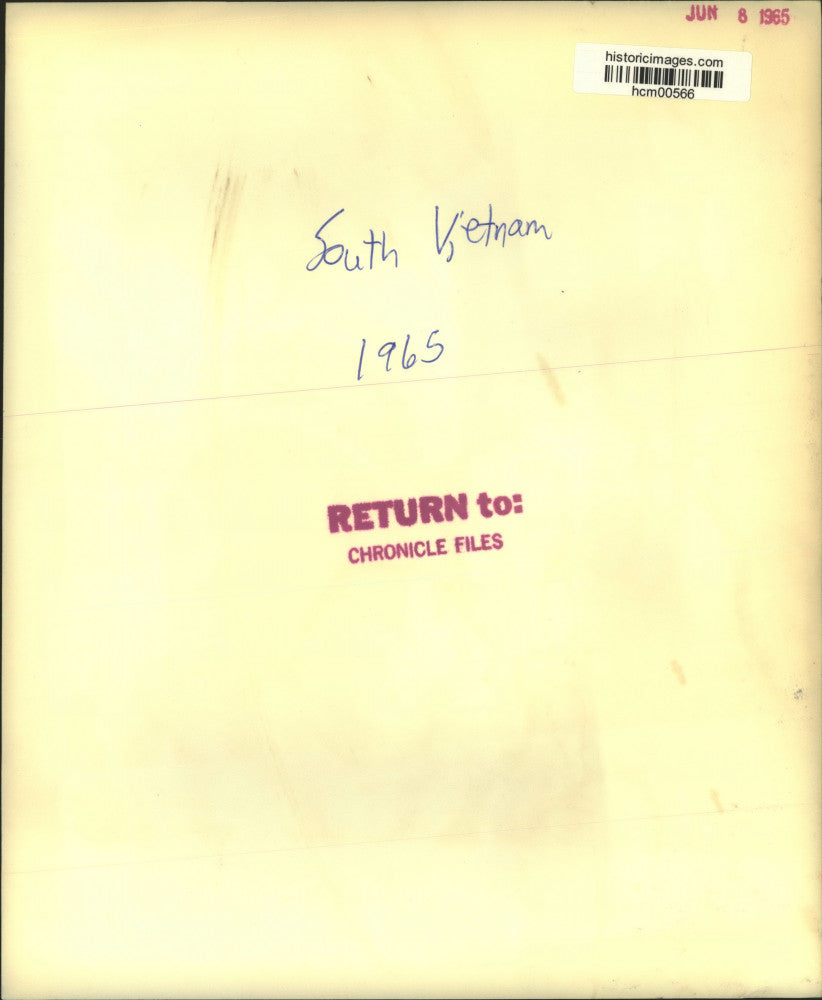 1965 Press Photo U.S. helicopter crewman carries wounded S. Vietnamese soldier