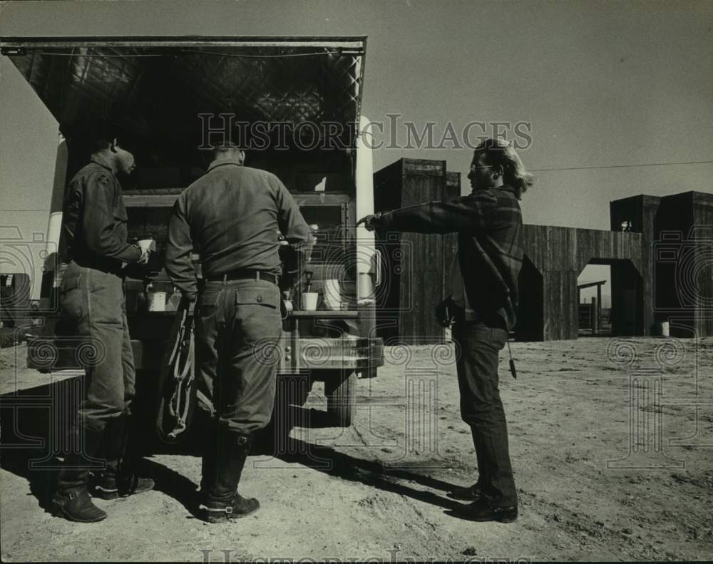 1973 Press Photo Cavalrymen purchase food from mobile PX - Fort Hood, TX