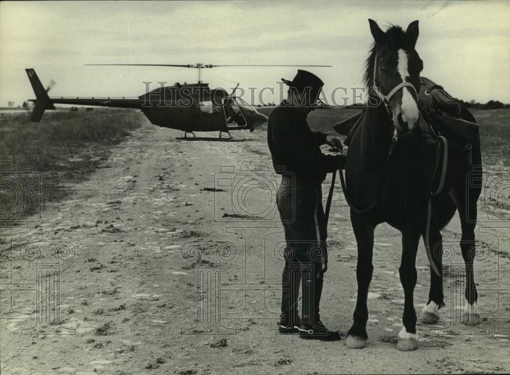 1973 Press Photo Cobra helicopter shares road with horse and rider; Ft. Hood, TX