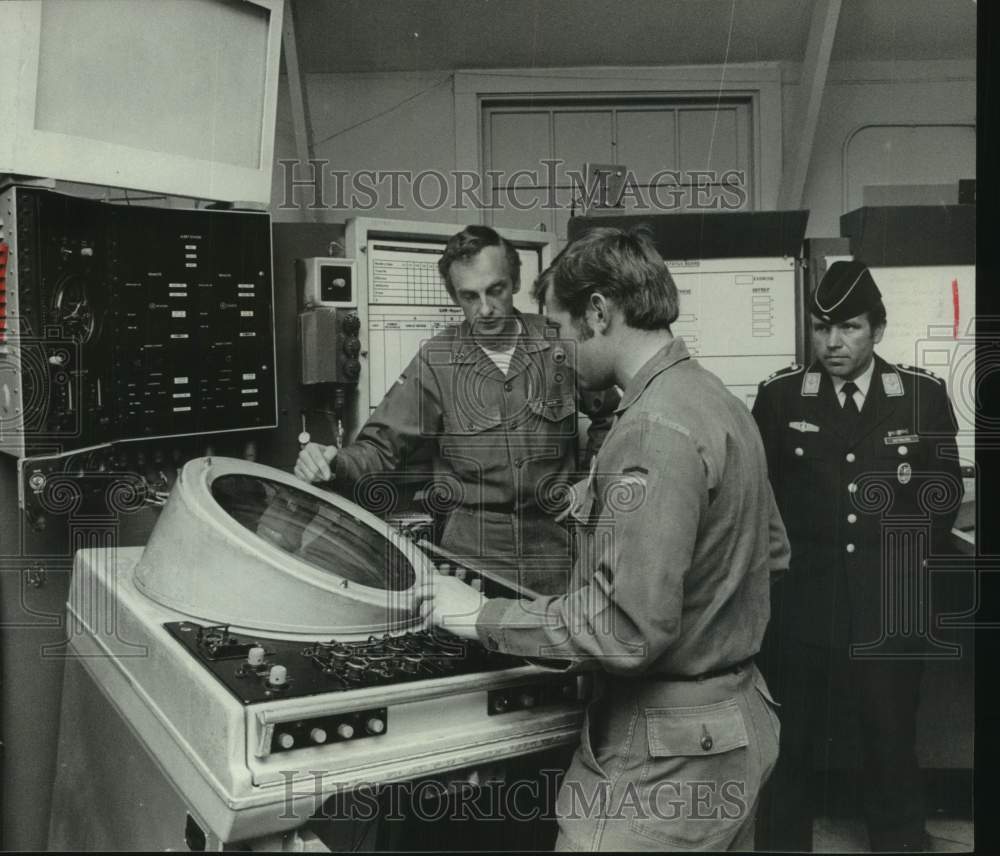 1976 Press Photo Men look at radar equipment at Fort Bliss, Texas - hcm00610