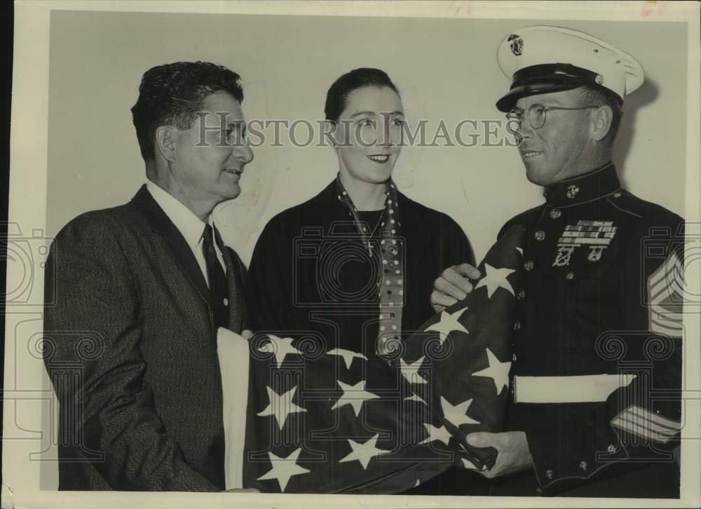 1959 Press Photo New citizens learn to fold the flag from MSgt Howard Gest; TX