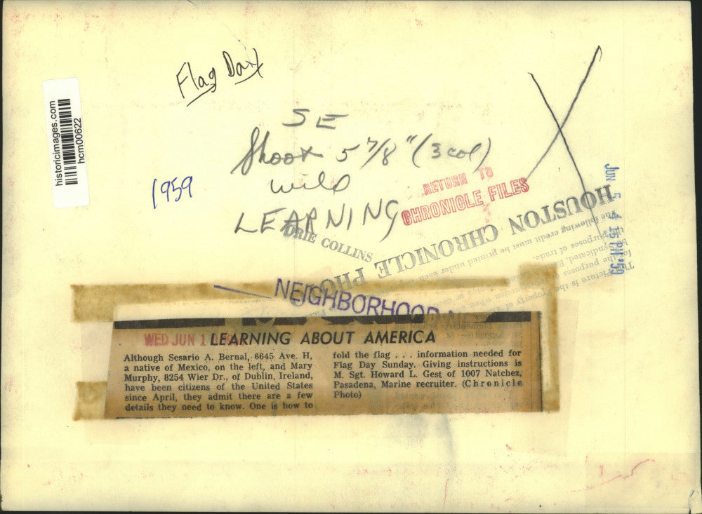 1959 Press Photo New citizens learn to fold the flag from MSgt Howard Gest; TX