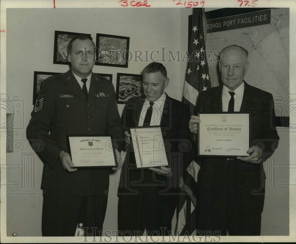 1970 Press Photo Ellington Field Air Force men receive awards - Houston