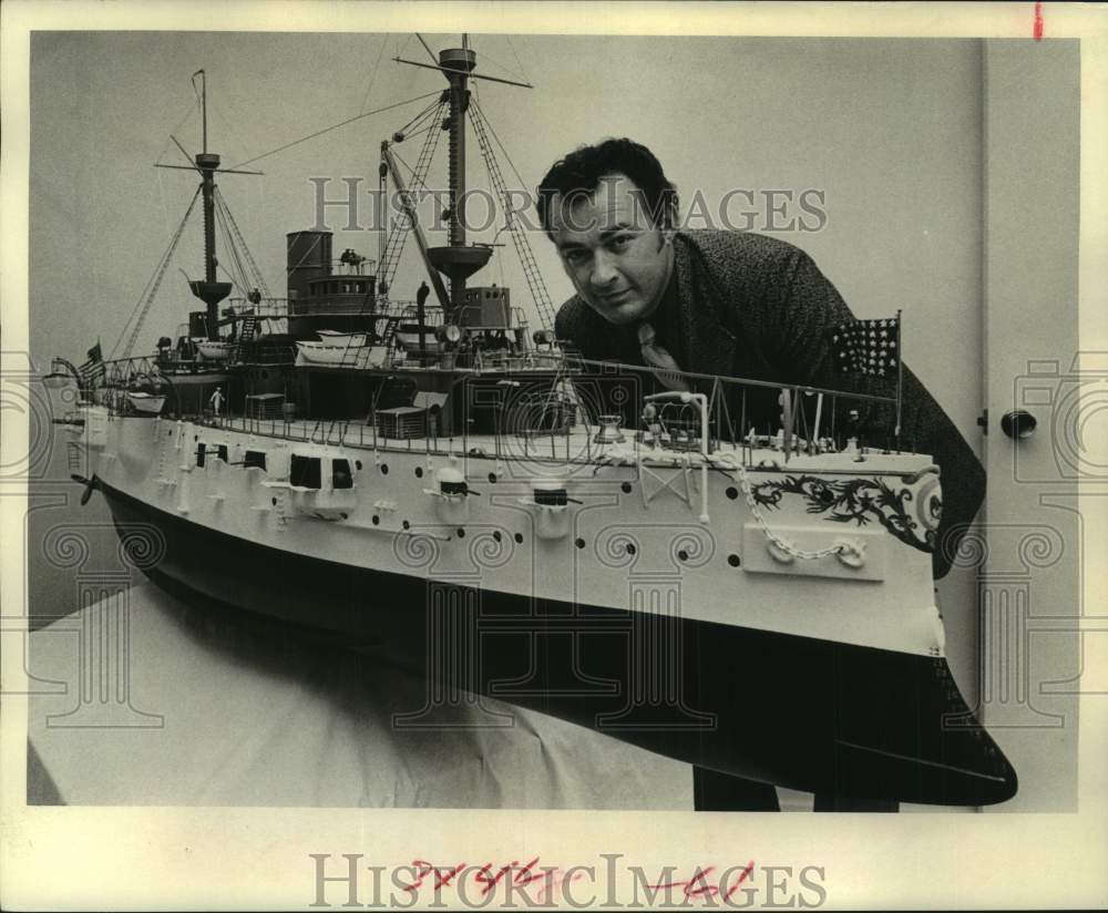 1972 Press Photo Bob Ivy with is model of USS Texas battleship - hcm00629
