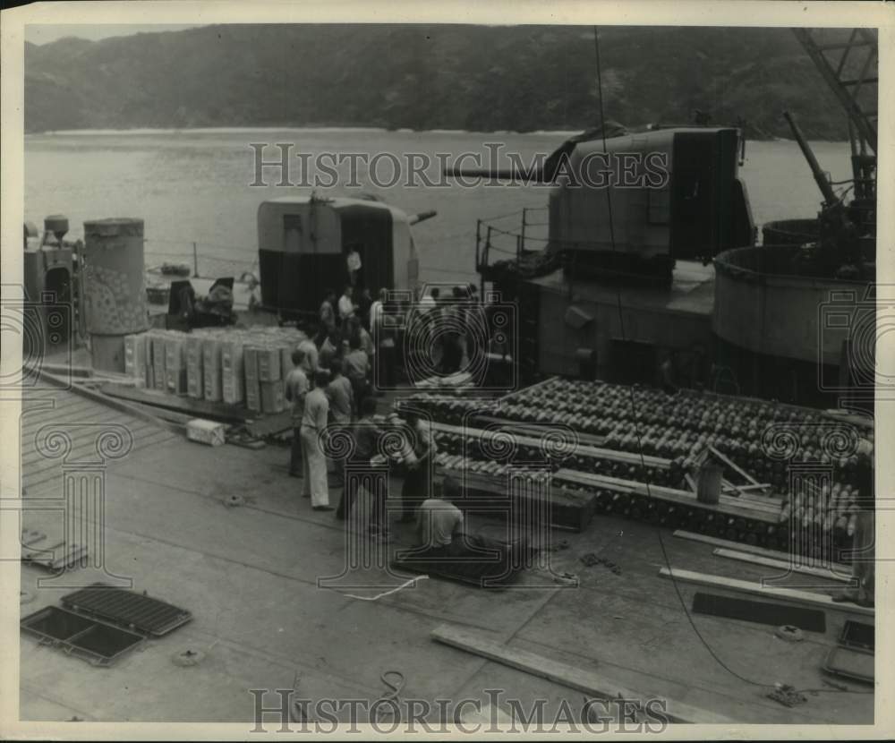 1948 Press Photo Crew, Weapons aboard USS Texas battleship - hcm00632
