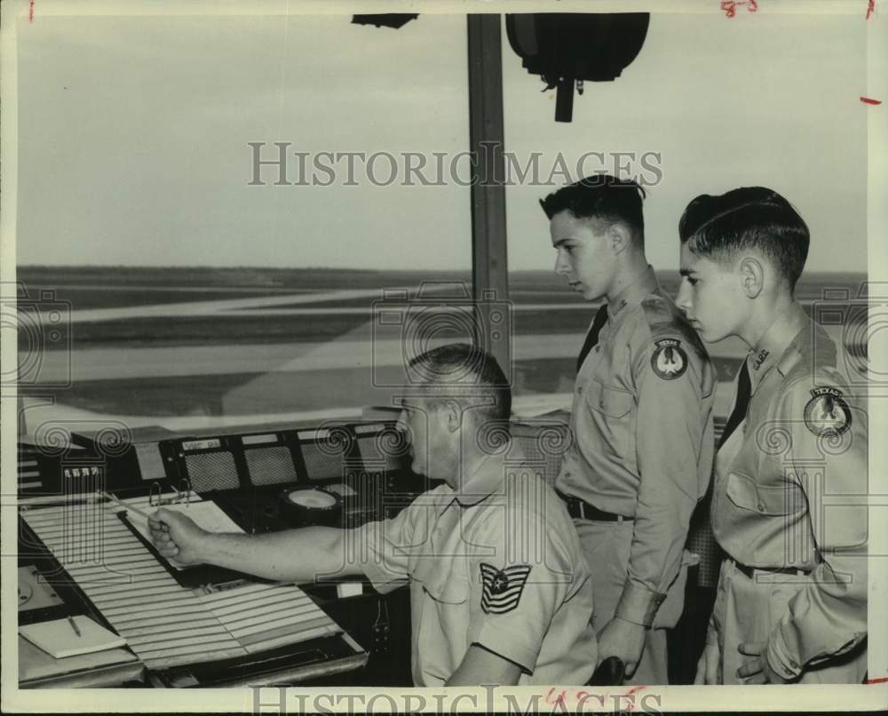 1961 Press Photo MSgt Klepacz shows cadets the Ellington control tower - Texas