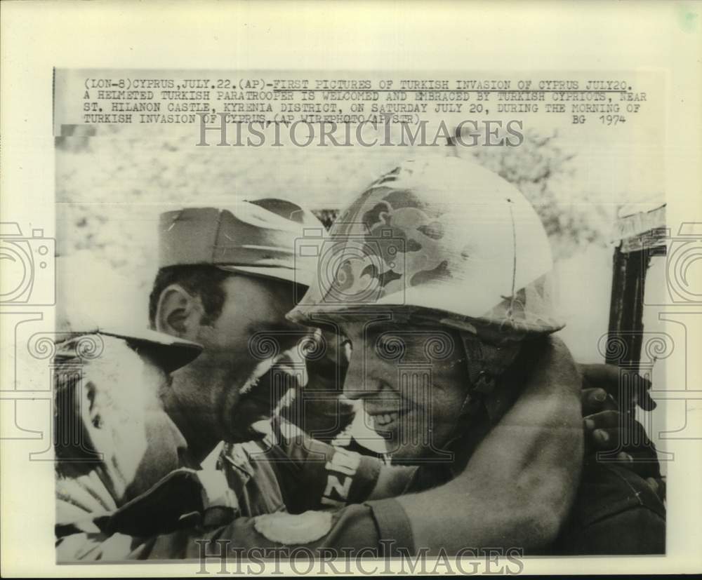 1974 Press Photo Turkish paratrooper gets warm welcome; invasion of Cyprus