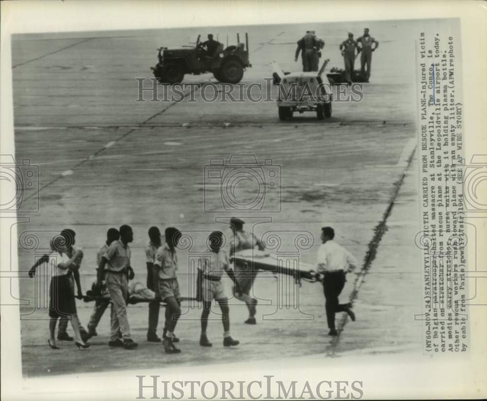 1964 Press Photo Stanleyville victim carried from rescue plane - The Congo