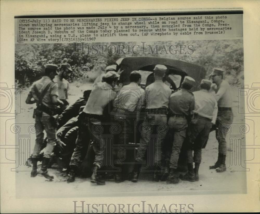 1967 Press Photo Mutinying mercenaries fix jeep on road to Kisangani, The Congo
