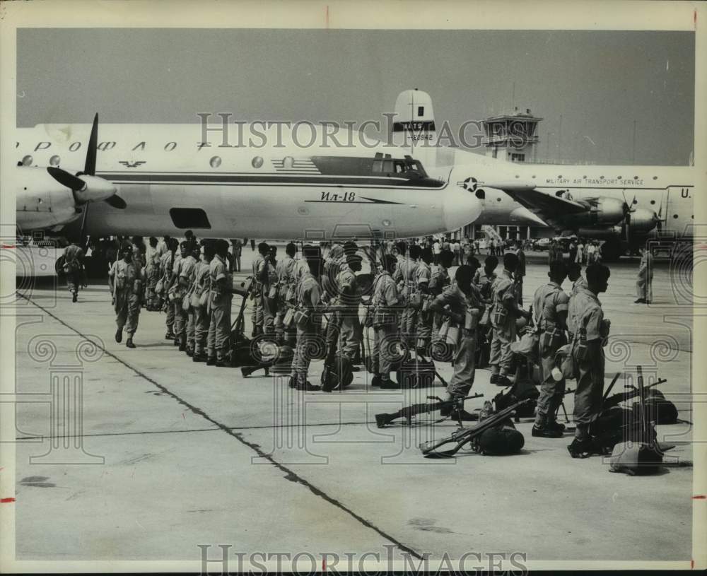 1962 Press Photo UN troops from Ghana unloaded from plane; Leopoldville, Congo