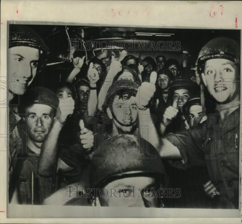 1960 Press Photo Belgium troops give thumbs-up; bound for The Congo - hcm00724