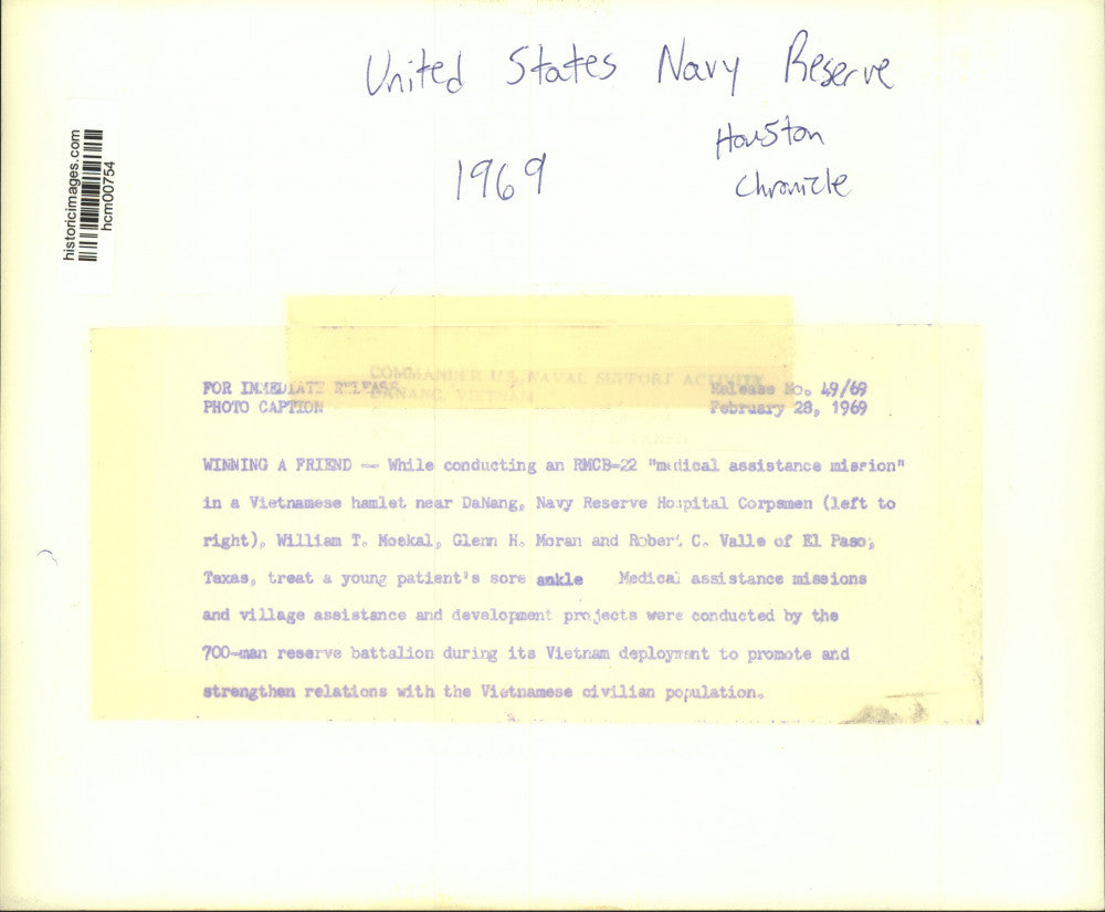 1969 Press Photo Navy men help child; Medical Asst. Mission at DaNang, Vietnam