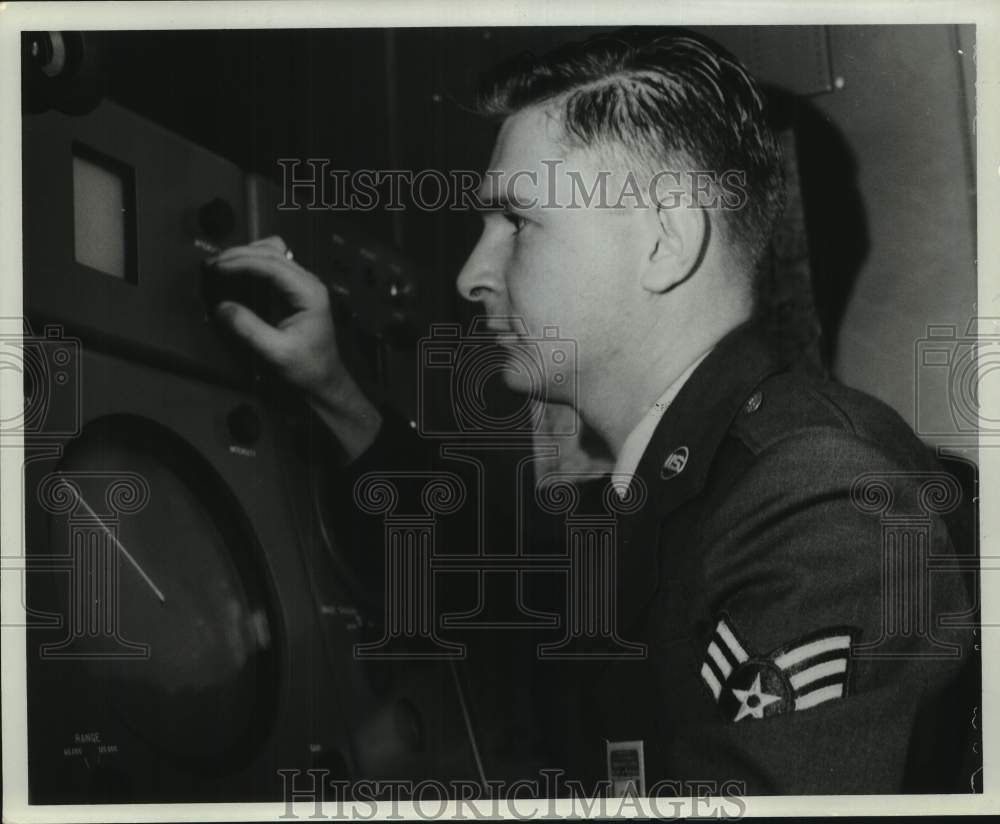 1963 Press Photo Airman 1st Class Pinsonneault tracks bomber - Bergstrom AFB