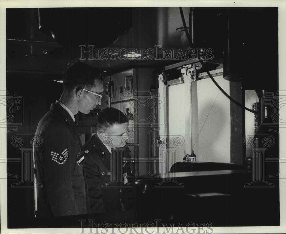 1963 Press Photo SSgt Johnson, Maj. Butler; radar bomb site train, Bergstrom AFB