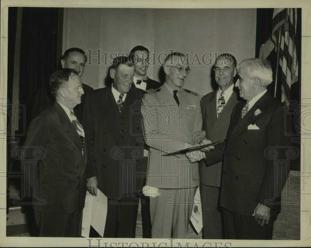 1946 Press Photo Houstonians receive award from Baylor Univ School of Medicine