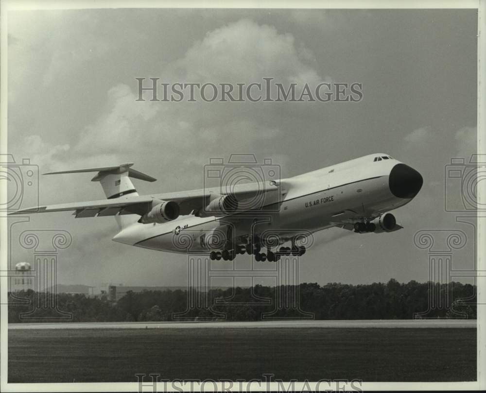 1970 Press Photo C-5 Galaxy Jet Transport takes off - USAF - hcm00899