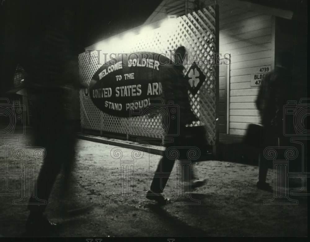 1966 Press Photo Soldiers enter U.S. Army's Ft. Polk, LA reception center