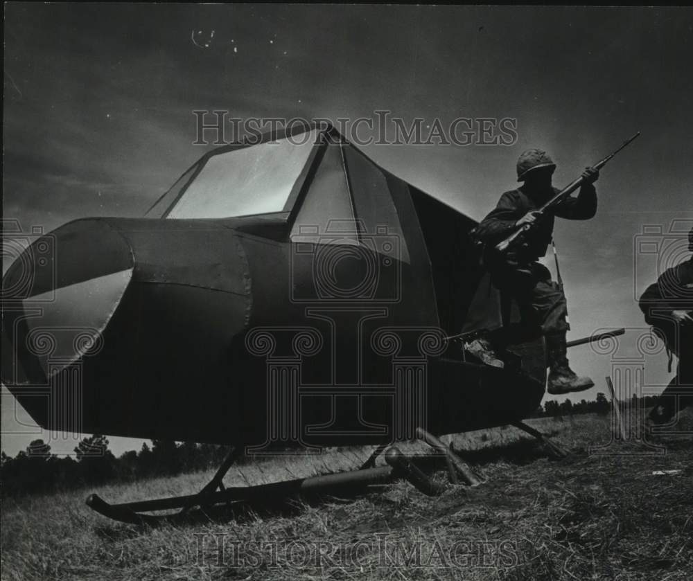 1966 Press Photo Vietnam training at Ft. Polk, LA; troops jump from helicopters