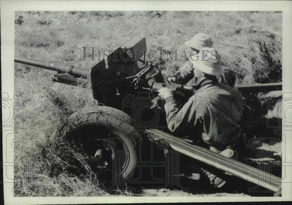 1940 Press Photo Artillerymen practice crew drill with American 75 at Fort Polk