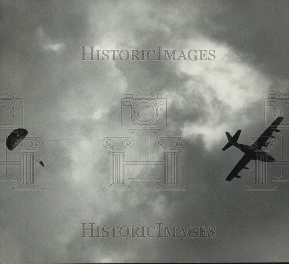 1964 Press Photo SSgt Joseph Davis bails out of HU16B plane at Ellington AFB