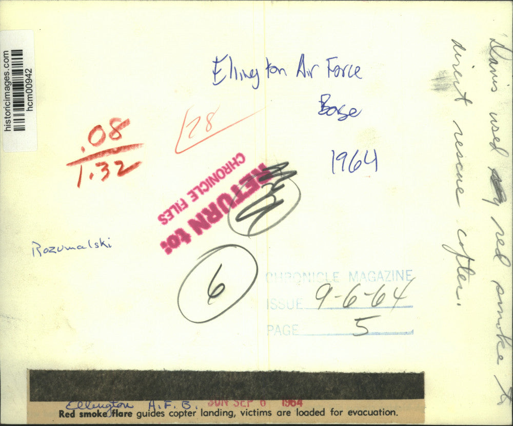 1964 Press Photo Soldier uses red smoke to direct copter landing - Ellington AFB