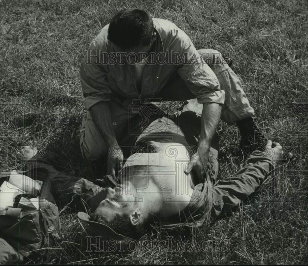 1964 Press Photo Soldiers Simulate rescue at Ellington AFB - hcm00943