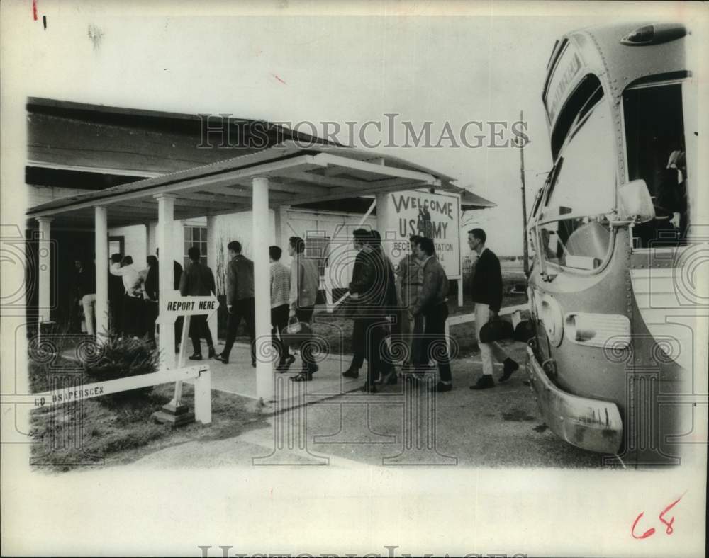 1966 Press Photo Recruits arrive at reception center at Fort Dix, NJ - U.S. Army