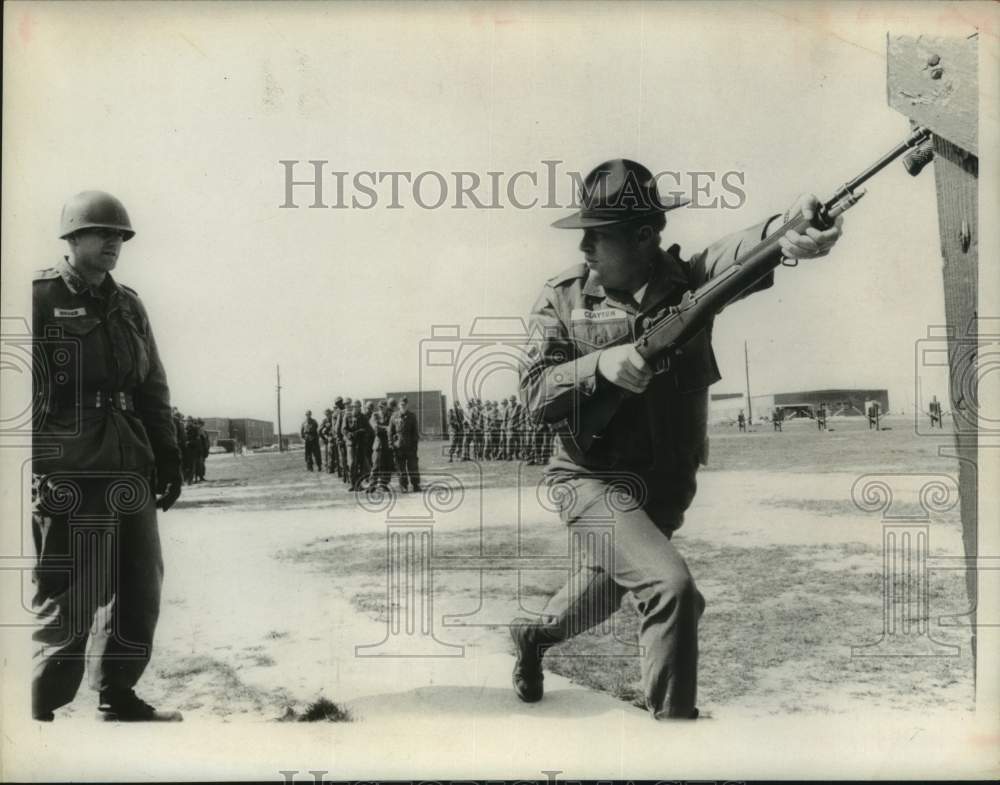 1966 Press Photo Drill Sergeant shows recruit how to handle bayonet - U.S. Army