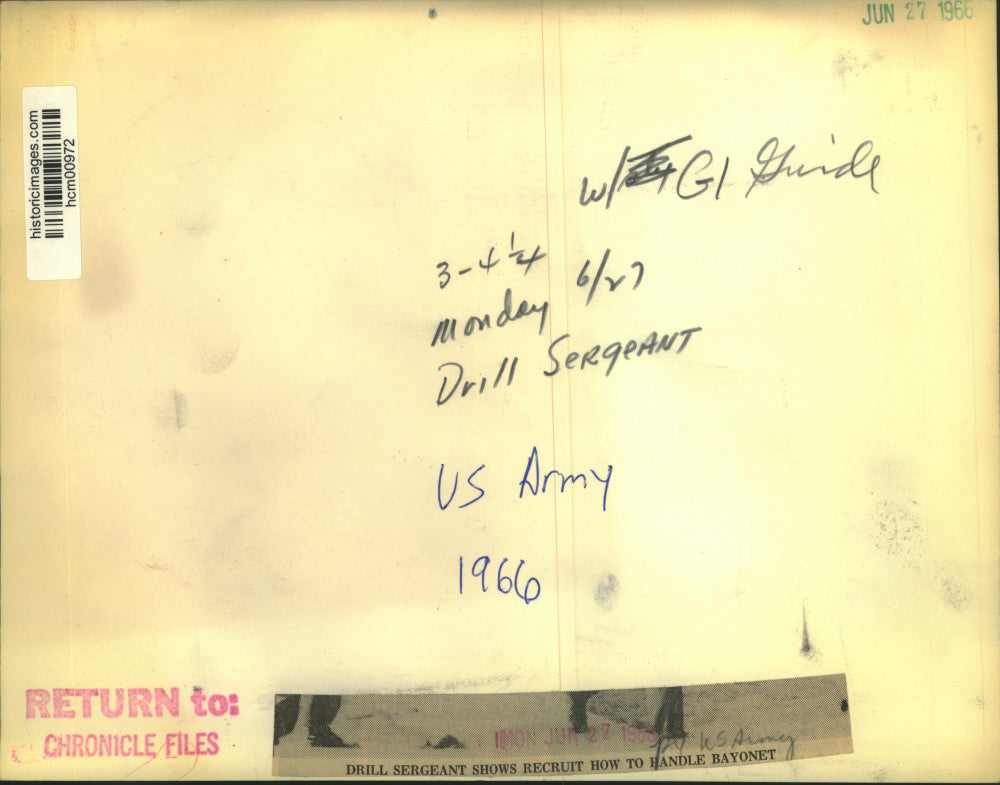 1966 Press Photo Drill Sergeant shows recruit how to handle bayonet - U.S. Army