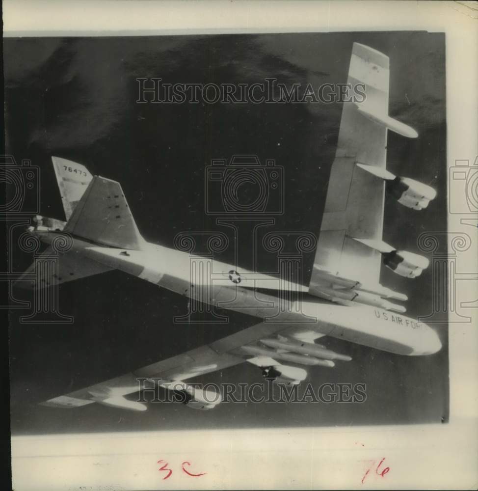 1961 Press Photo Skybolt missiles (mockup) under wings of B-52H; aerial test