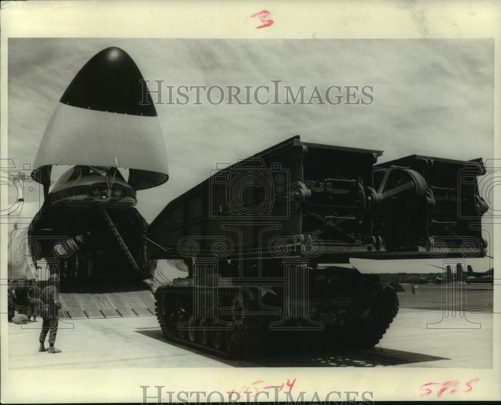 1971 Press Photo USAF C-5 Galaxy opens fro Army tank - Ft. Hood - hcm00992