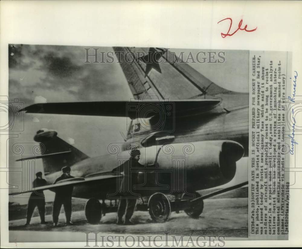 1962 Press Photo Soviet soldiers prepare rocket to be hung to carrier airplane