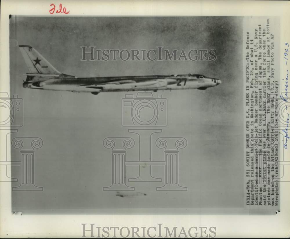 1963 Press Photo Soviet Badger bomber flying over U.S. Navy carrier off Japan