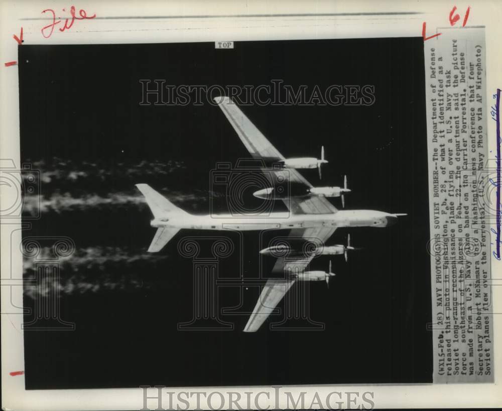1963 Press Photo Soviet plane flying over Navy carrier Forrestal; SE of Azores