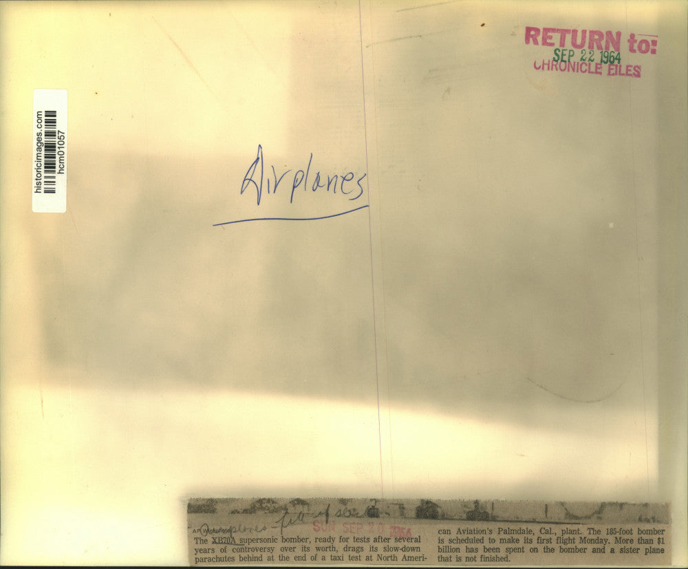 1964 Press Photo Supersonic bomber, XB-70 with slow-down parachutes out; CA