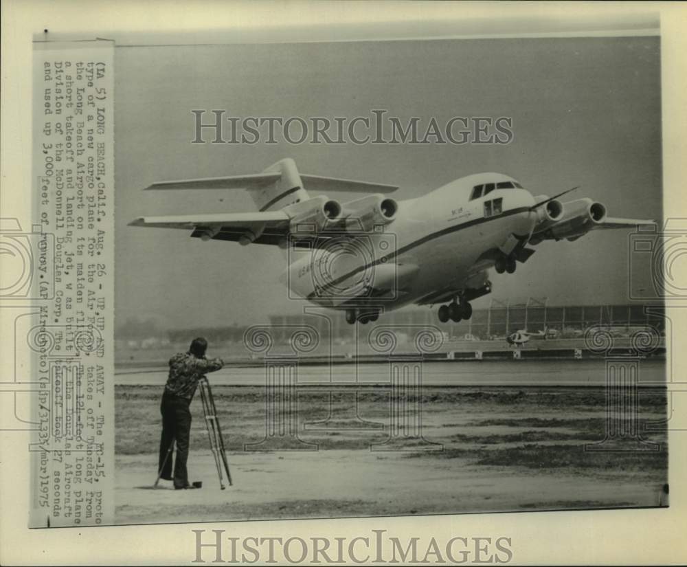 1975 Press Photo USAF prototype cargo plane MC-15, takes off in Long Beach, CA