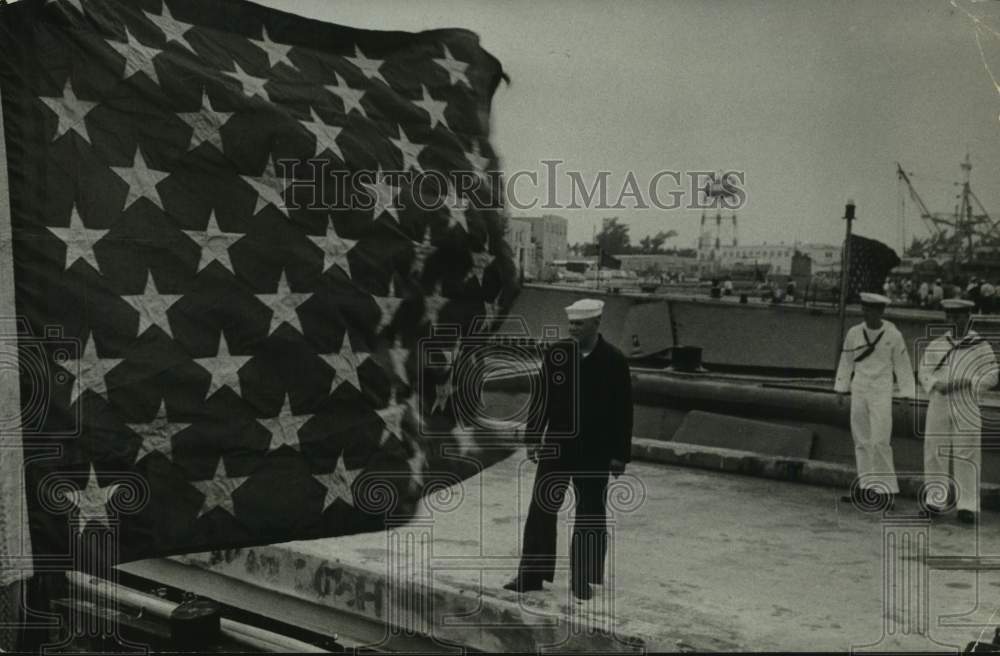 1969 Press Photo Sailor watch USS Grenadier pull away from harbor for training