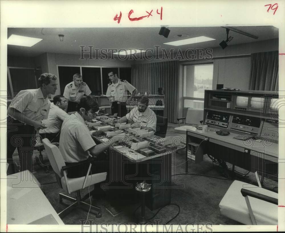 1975 Press Photo Coast Guard officers man Port of Houston Safety Control Center