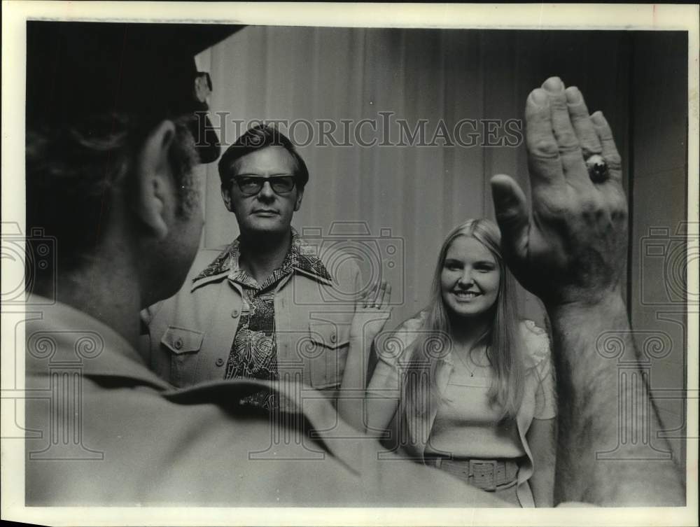 1975 Press Photo Henry Standifer & daughter Sheryl sworn in; Army Reserve, Texas
