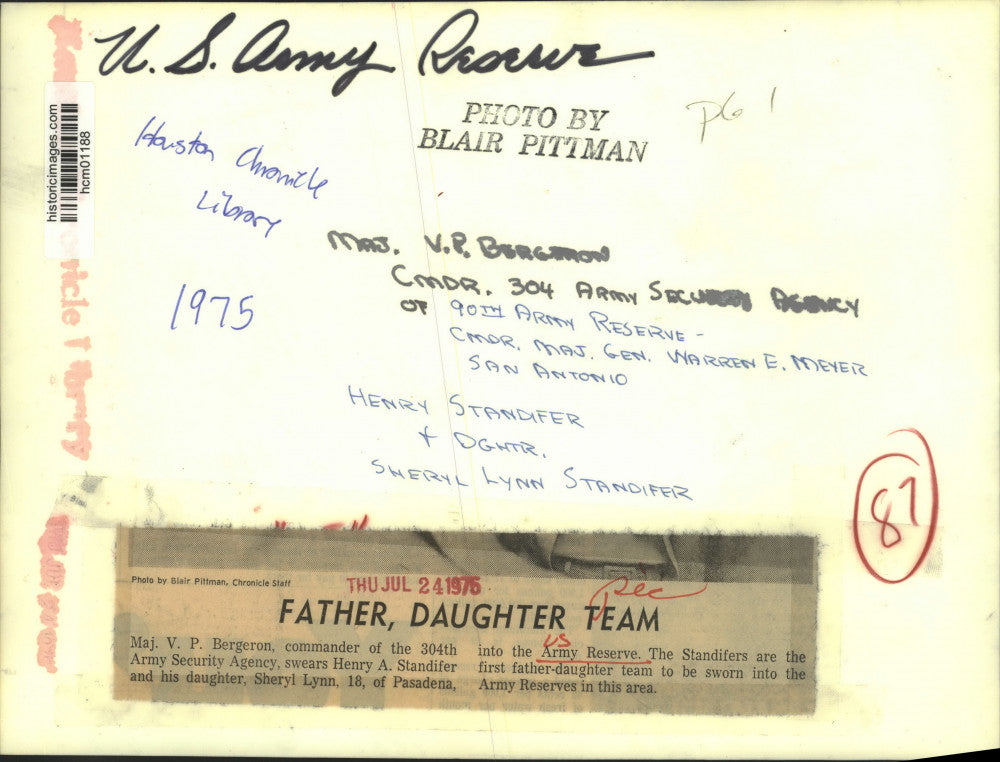 1975 Press Photo Henry Standifer & daughter Sheryl sworn in; Army Reserve, Texas