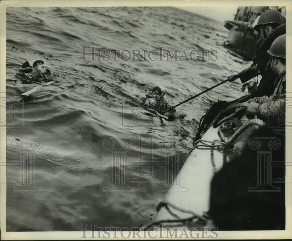 1946 Press Photo Invaders snatched from sea by Coast Guard - hcm01201