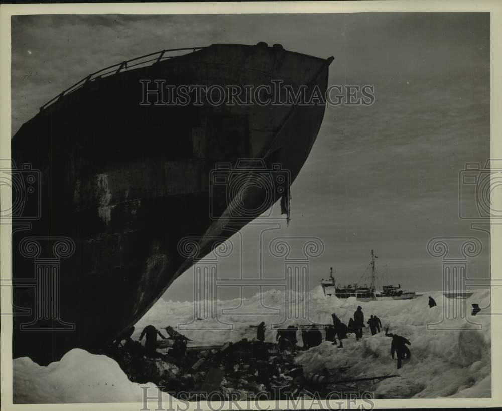 1946 Press Photo Coast Guard find abandoned enemy trawler on Greenland's coast