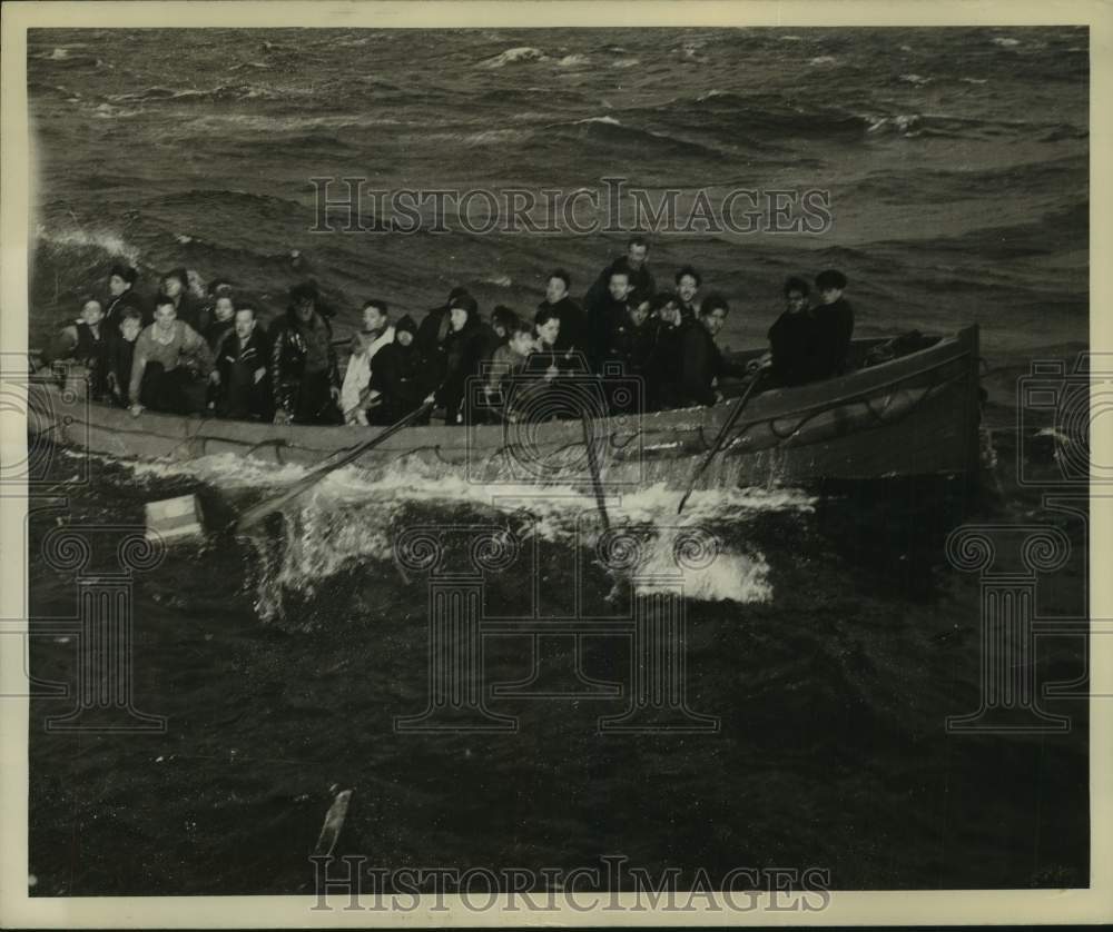 1946 Press Photo Coast Guard combat cutter carries British ship survivors