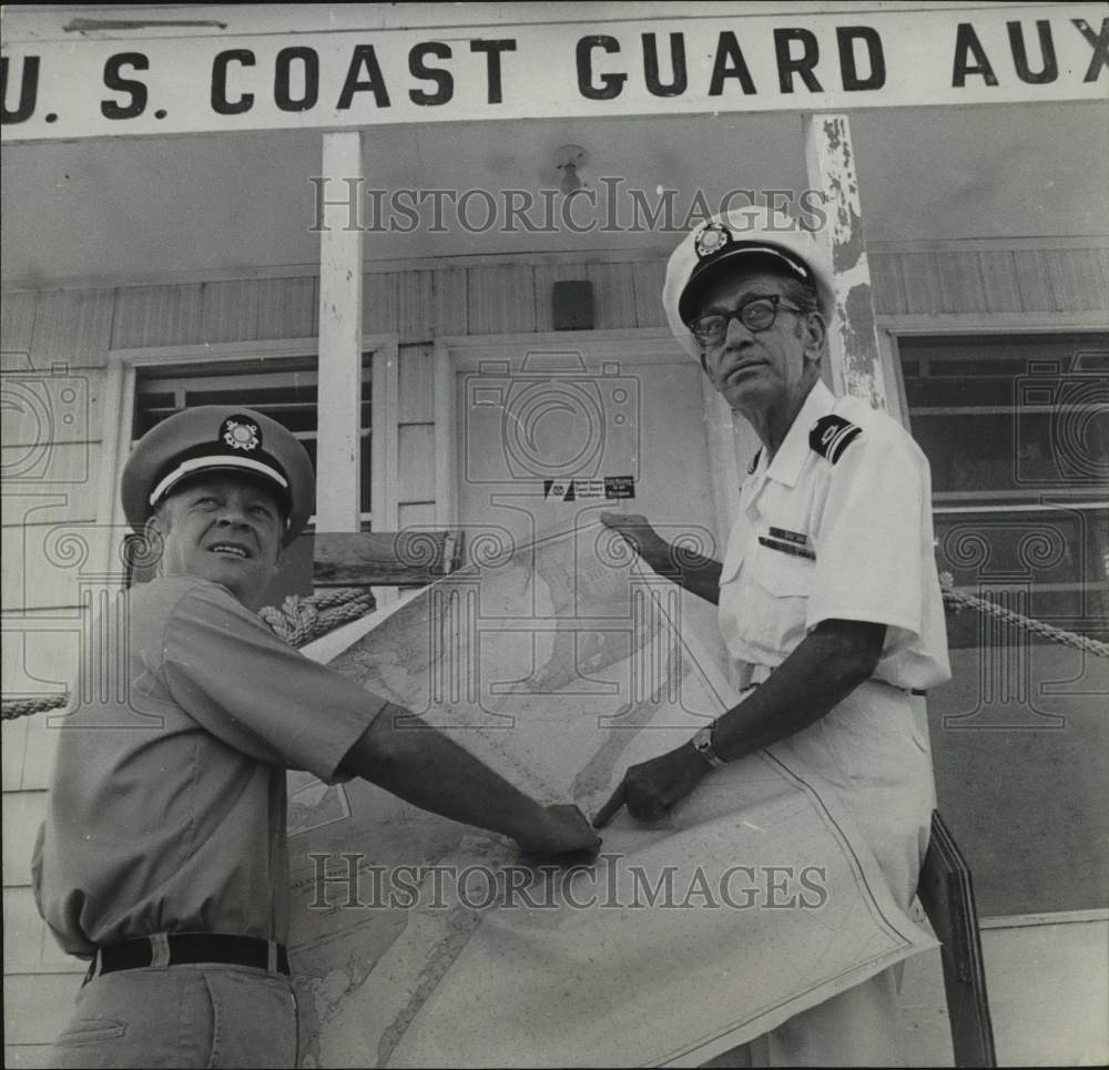 1970 Press Photo Ken Caywood and James Poole check charts; Houston Coast Guard