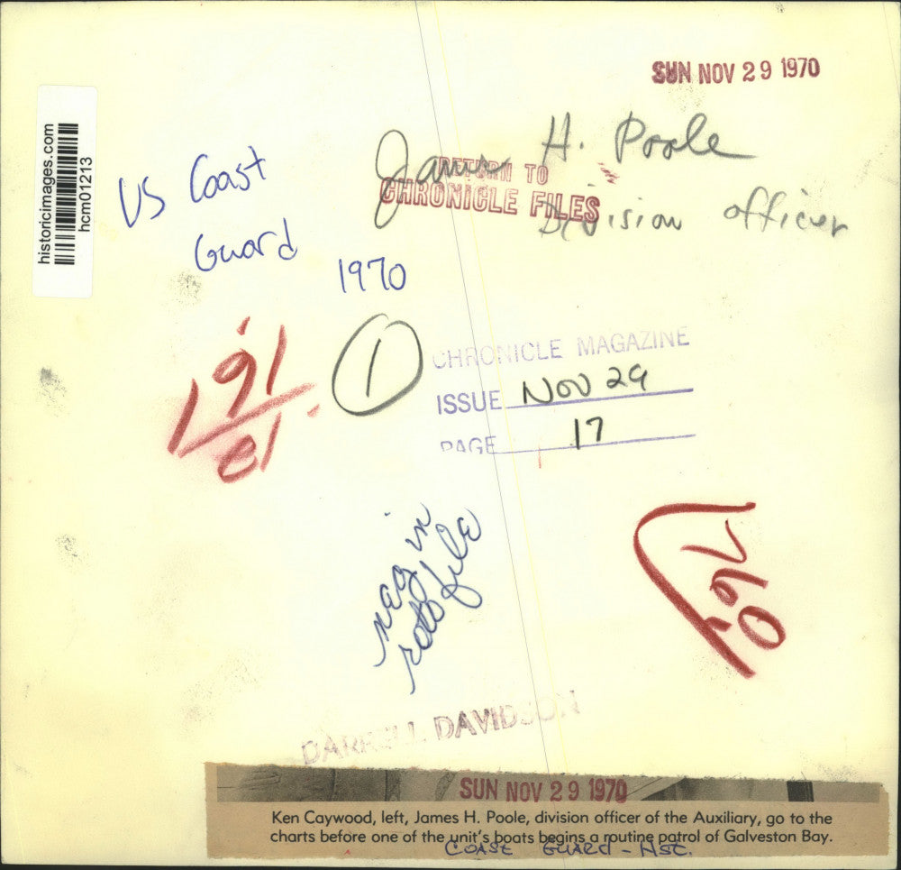 1970 Press Photo Ken Caywood and James Poole check charts; Houston Coast Guard