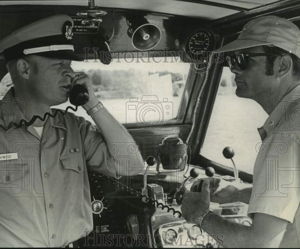 1970 Press Photo Caywood, Marymac get distress call info - Houston Coast Guard